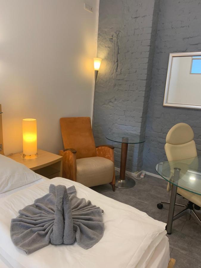 Gasthof Duesseldorf 5 Min To Train Station Private *
